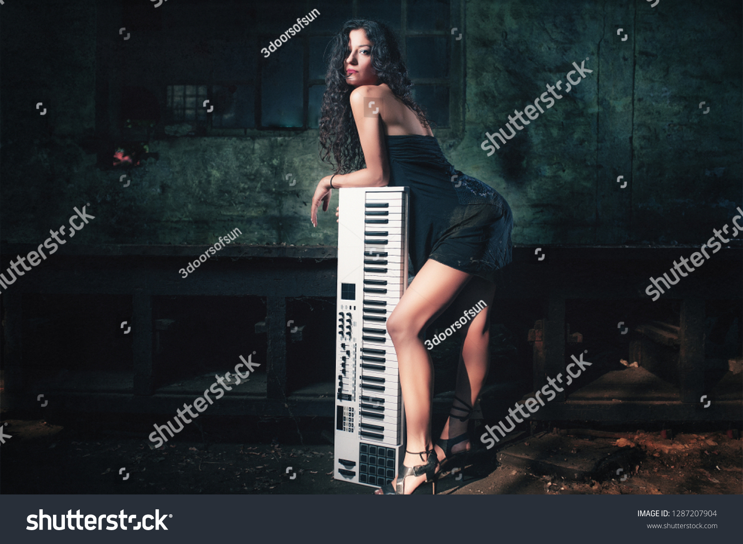 Sexy Girl Posing Music Keyboard Controller Foto Stock 1287207904