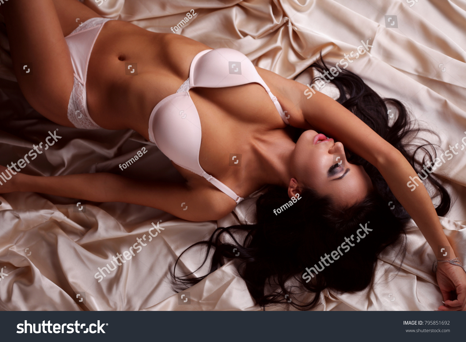 Sexy Modell In Dessous Liegt Auf Stockfoto 795851692 Shutterstock 