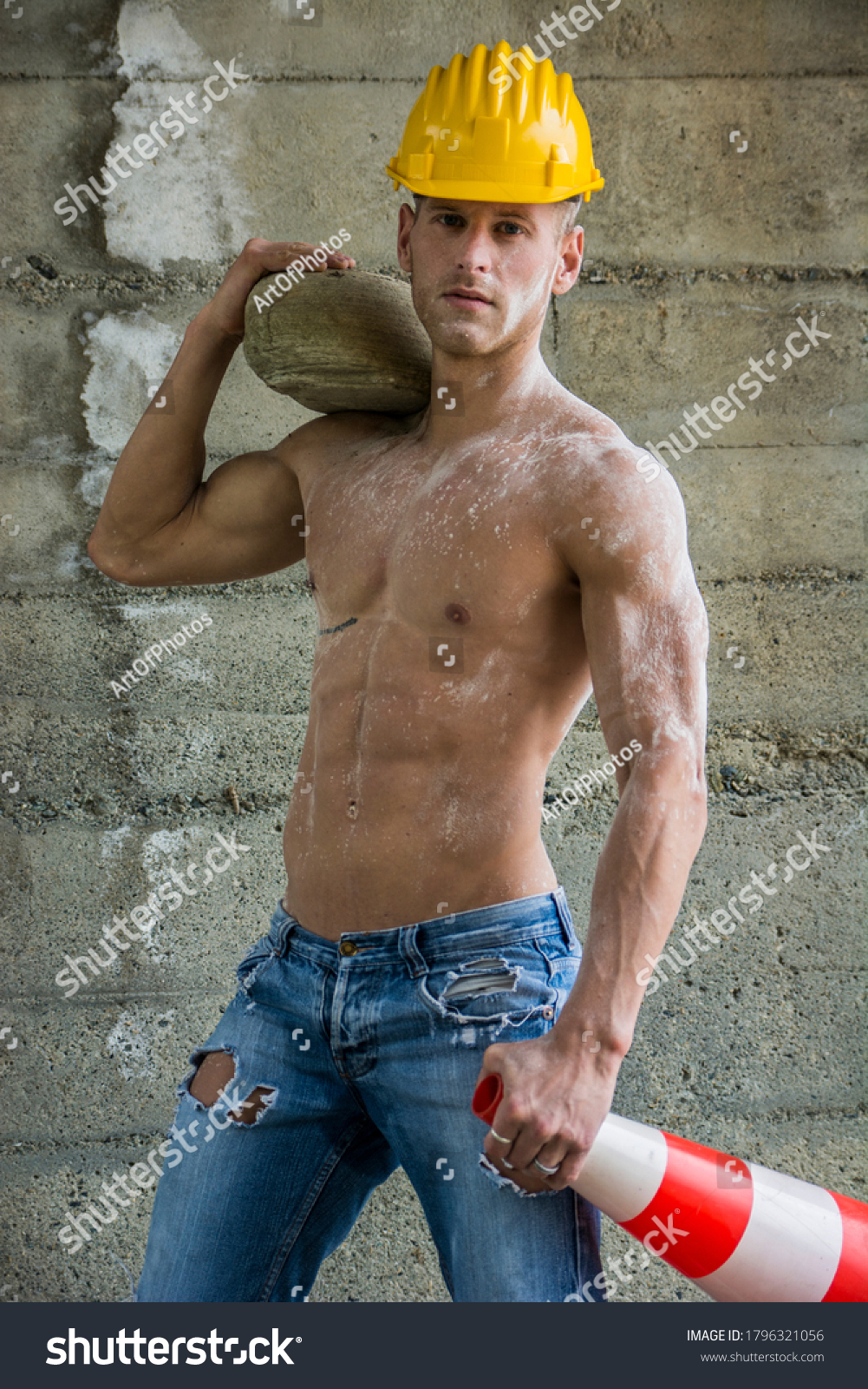 photo de stock ouvrier du bâtiment sexy et musclé 1796321056 shutterstock