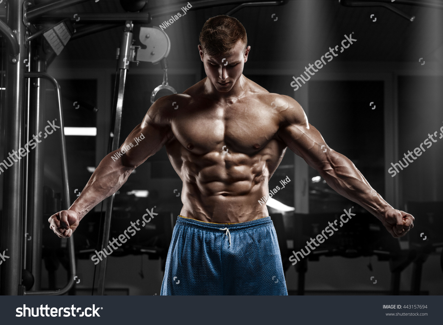 Photo De Stock Homme Musclé Sexy En Salle De 443157694 Shutterstock 1667