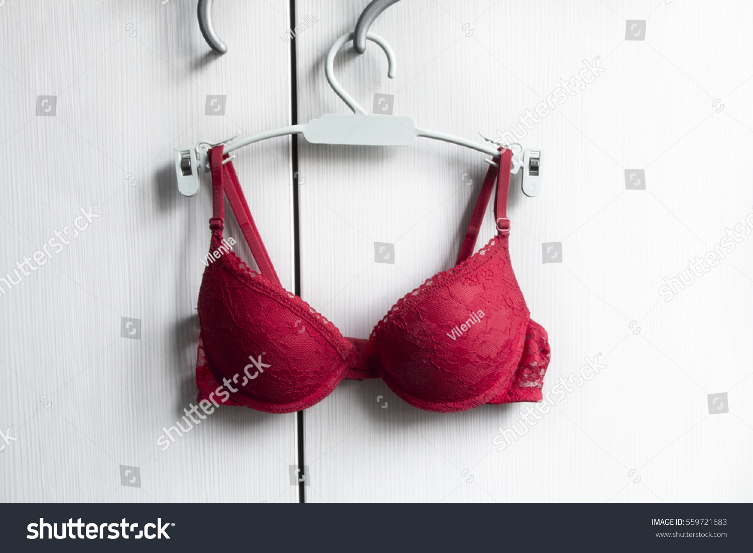 白い背景にハンガーにセクシーな赤いブラ の写真素材 今すぐ編集 白い背景にハンガーにセクシーな赤いブラ の写真素材 今すぐ編集