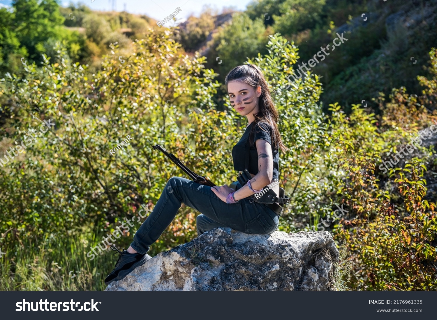 Sexy Woman Top Holing Gun Rifle库存照片2176961335 - Shutterstock