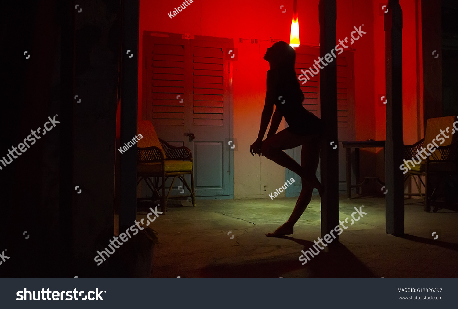 Sexy Frauen Silhouette Tanz Im Hotel Stockfoto Jetzt