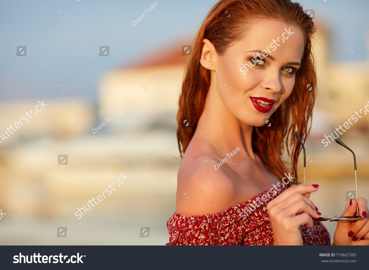 Mujer Joven Sexy Vestida De Rojo Foto De Stock 710607385 Shutterstock