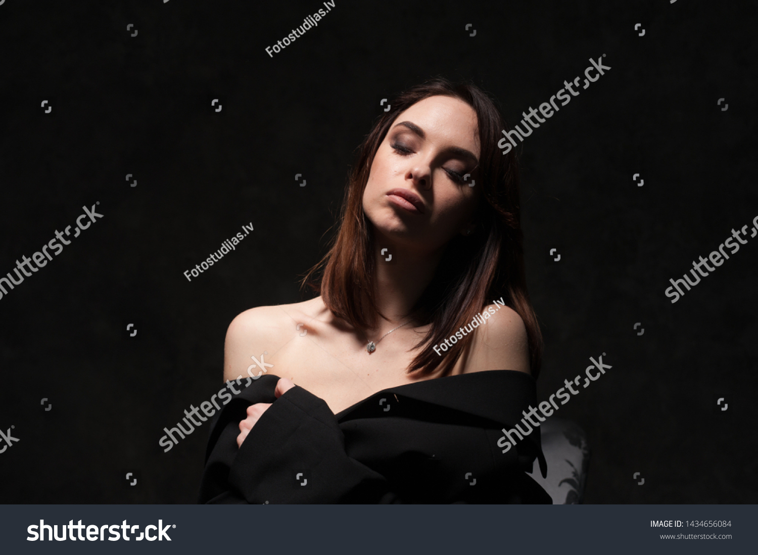 Sexy Young Woman Portrait On Dark库存照片1434656084 Shutterstock