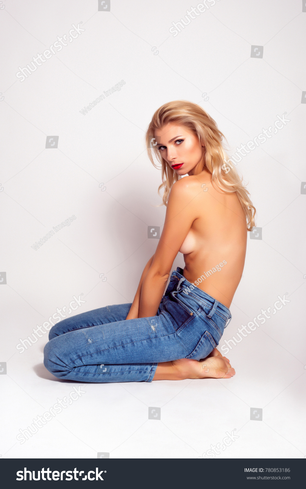 Shirtless Beauty Topless Woman Jeans Sitting Stockfoto