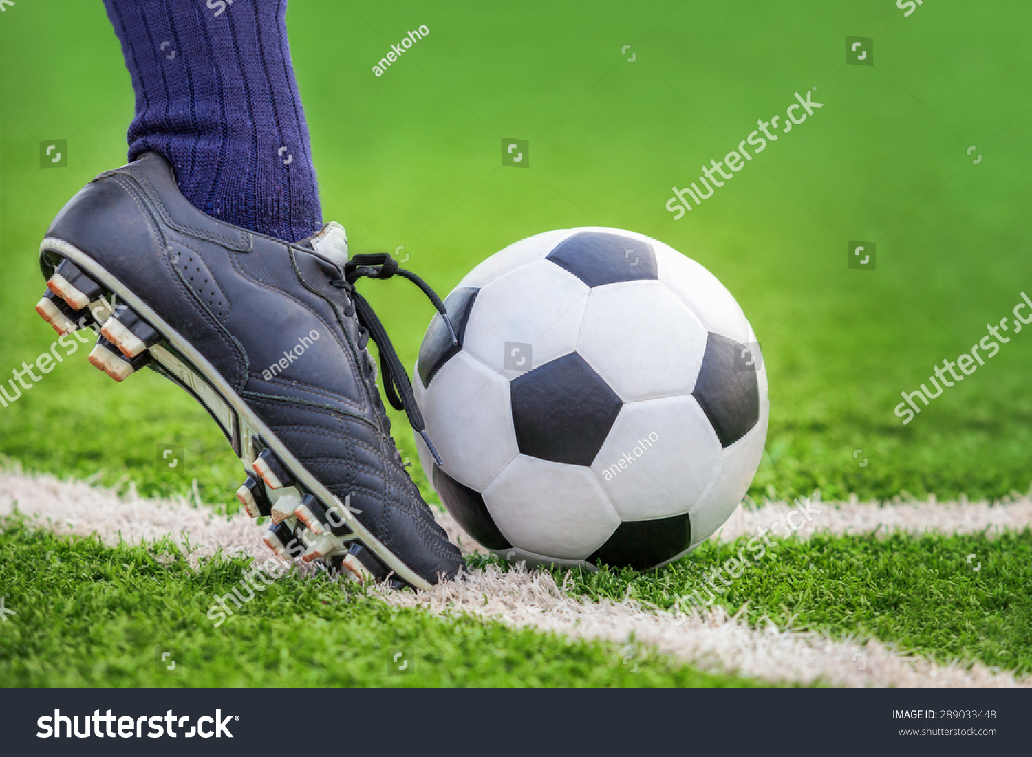 Shoot Soccer Ball His Feet On стоковая фотография (редактировать