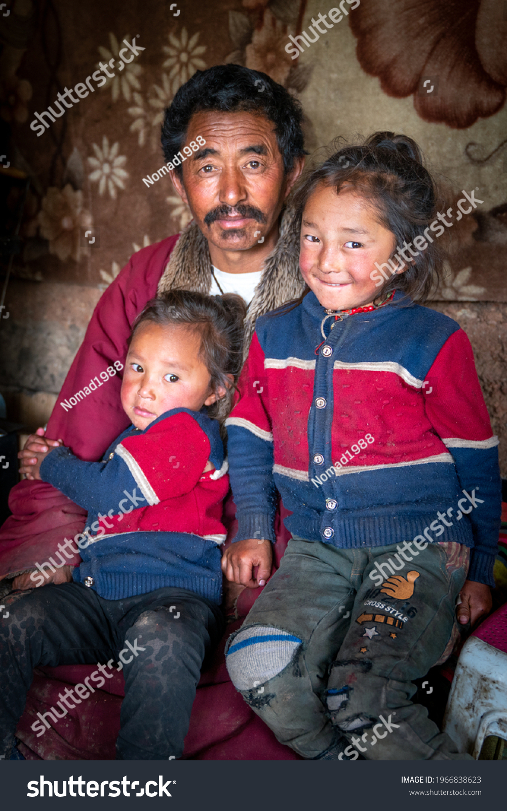 14 Imágenes De Dolpo Sister Brother Imágenes Fotos Y Vectores De Stock Shutterstock 