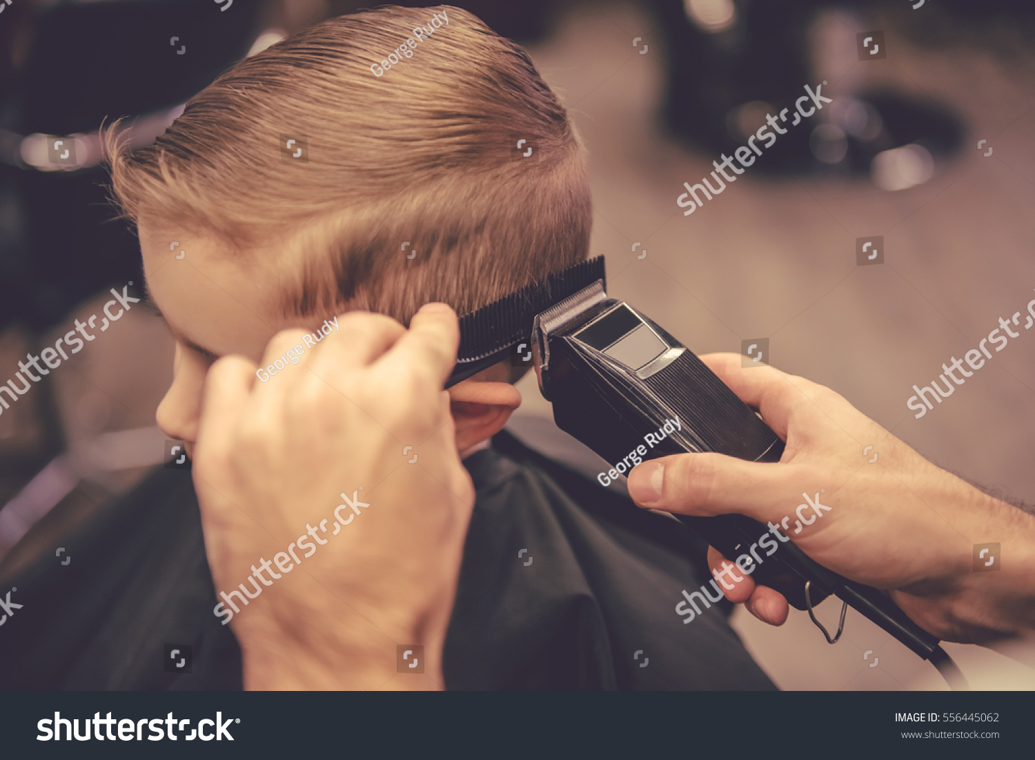 理发师理发的男孩 库存照片. 图片 包括有 系列, 现有量, 头发, 发型, 婴孩, 逗人喜爱, 首先 - 193543398