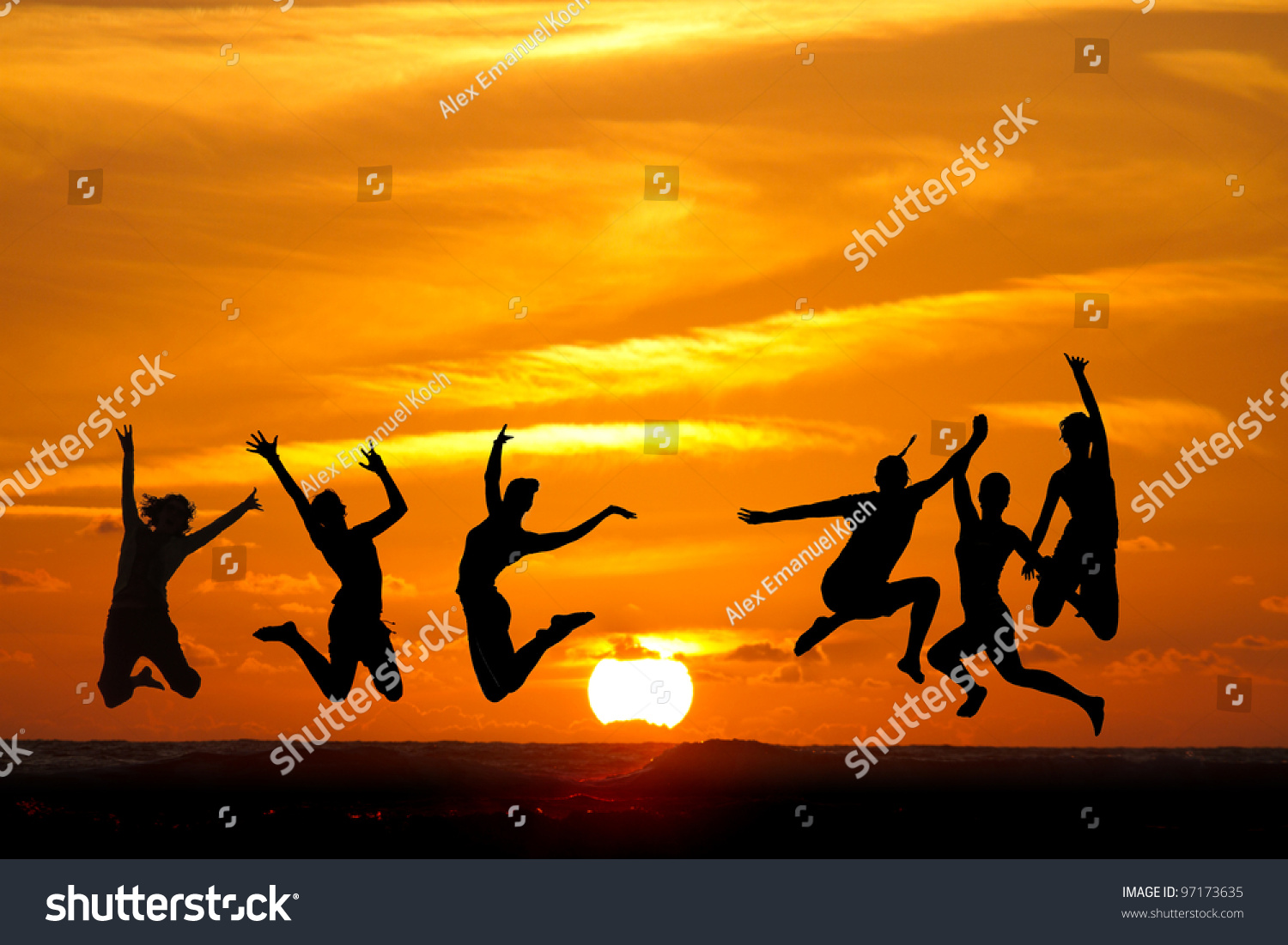 Silhouette Friends Jumping Sunset Beach Foto De Stock 97173635 Shutterstock 