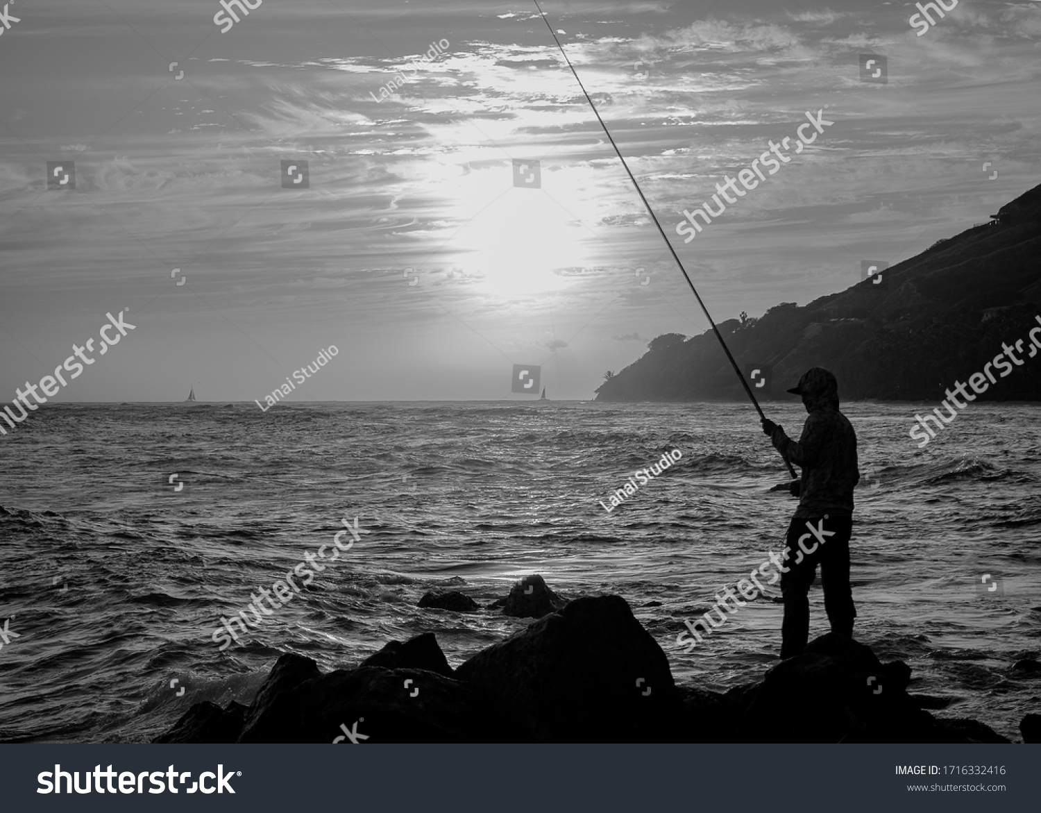 ハワイでの男性釣りのシルエット の写真素材 今すぐ編集