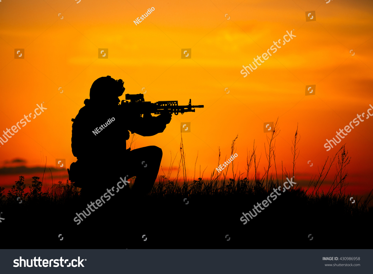 Silhouette Military Soldier Officer Weapons Shot Lagerfoto 430986958 ...