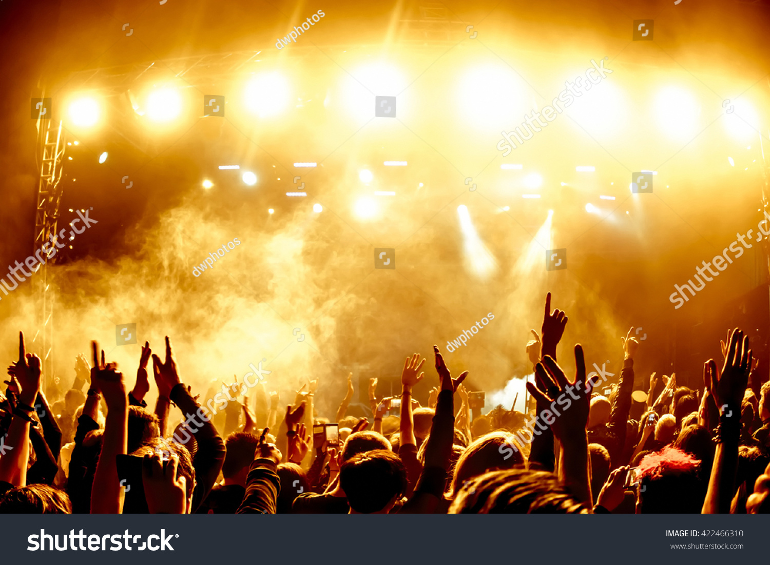 PowerPoint Template: star - silhouettes of concert crowd (ljjlnnkih)