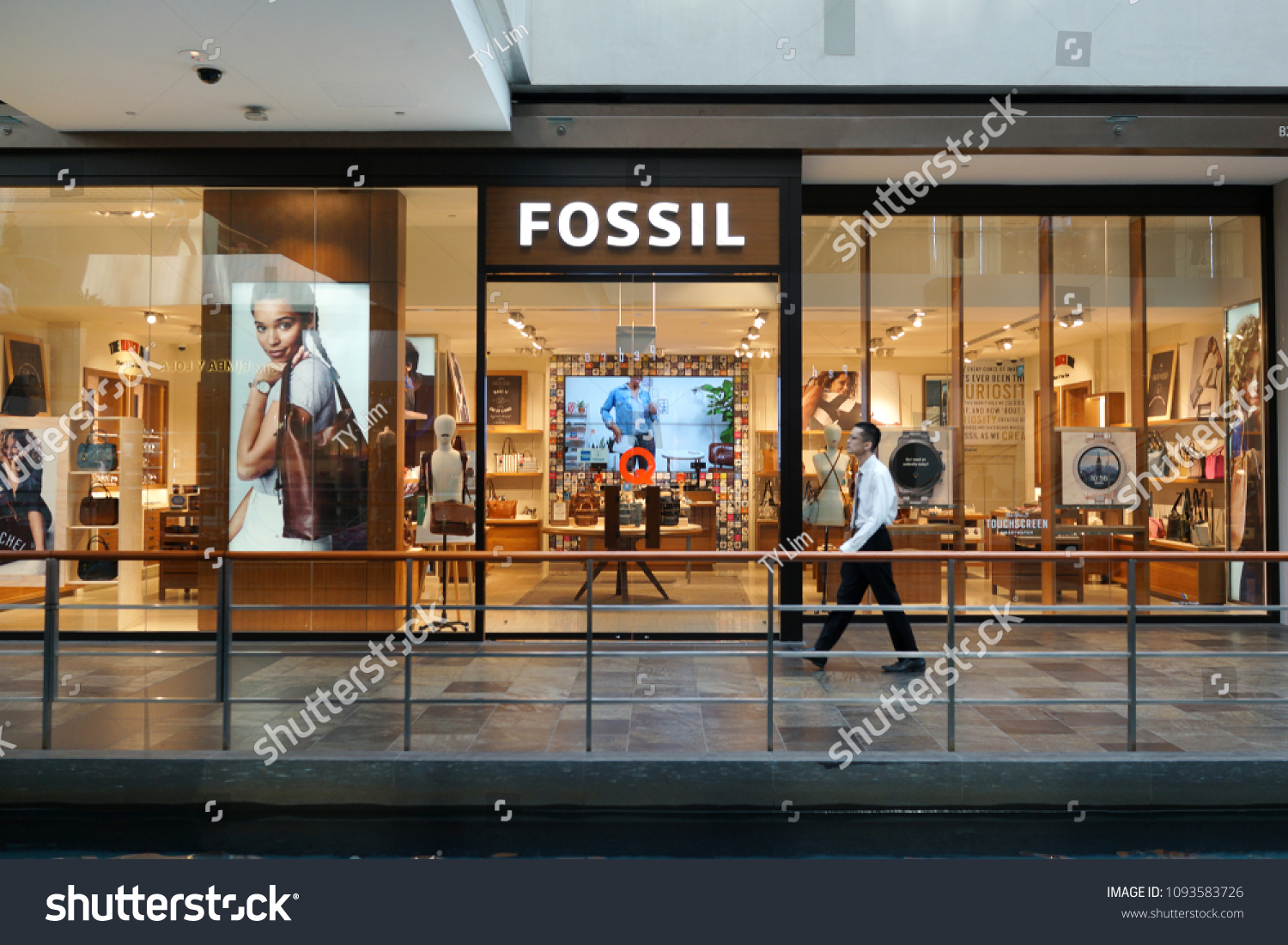 Fossil Eaton Centre 2024 favors