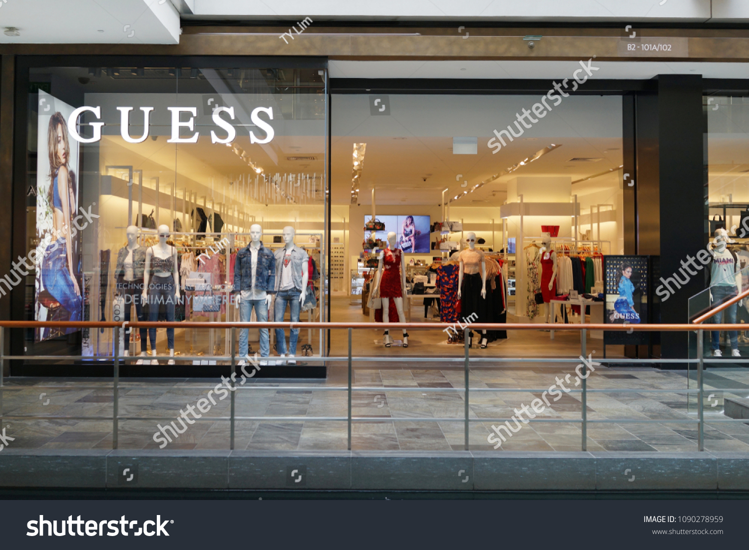 Hotellet Dronning Hysterisk Singapore Apr 22 2018 Guess Store Stock Photo (Edit Now) 1090278959