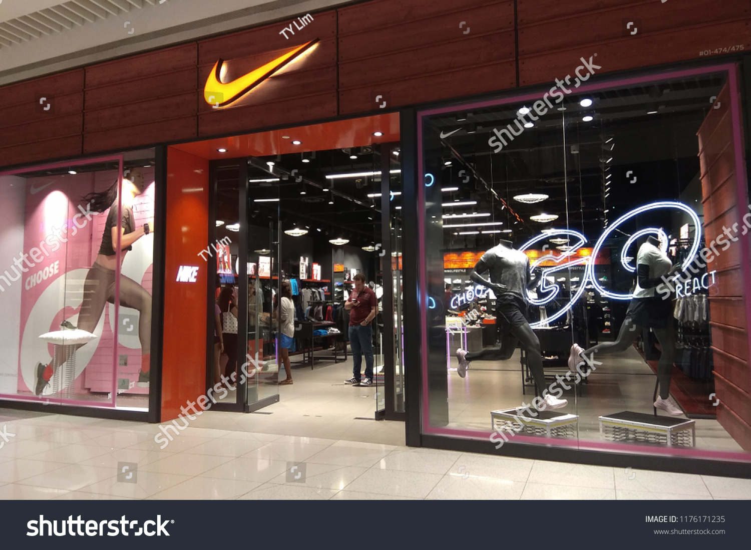 nike store fashion show mall