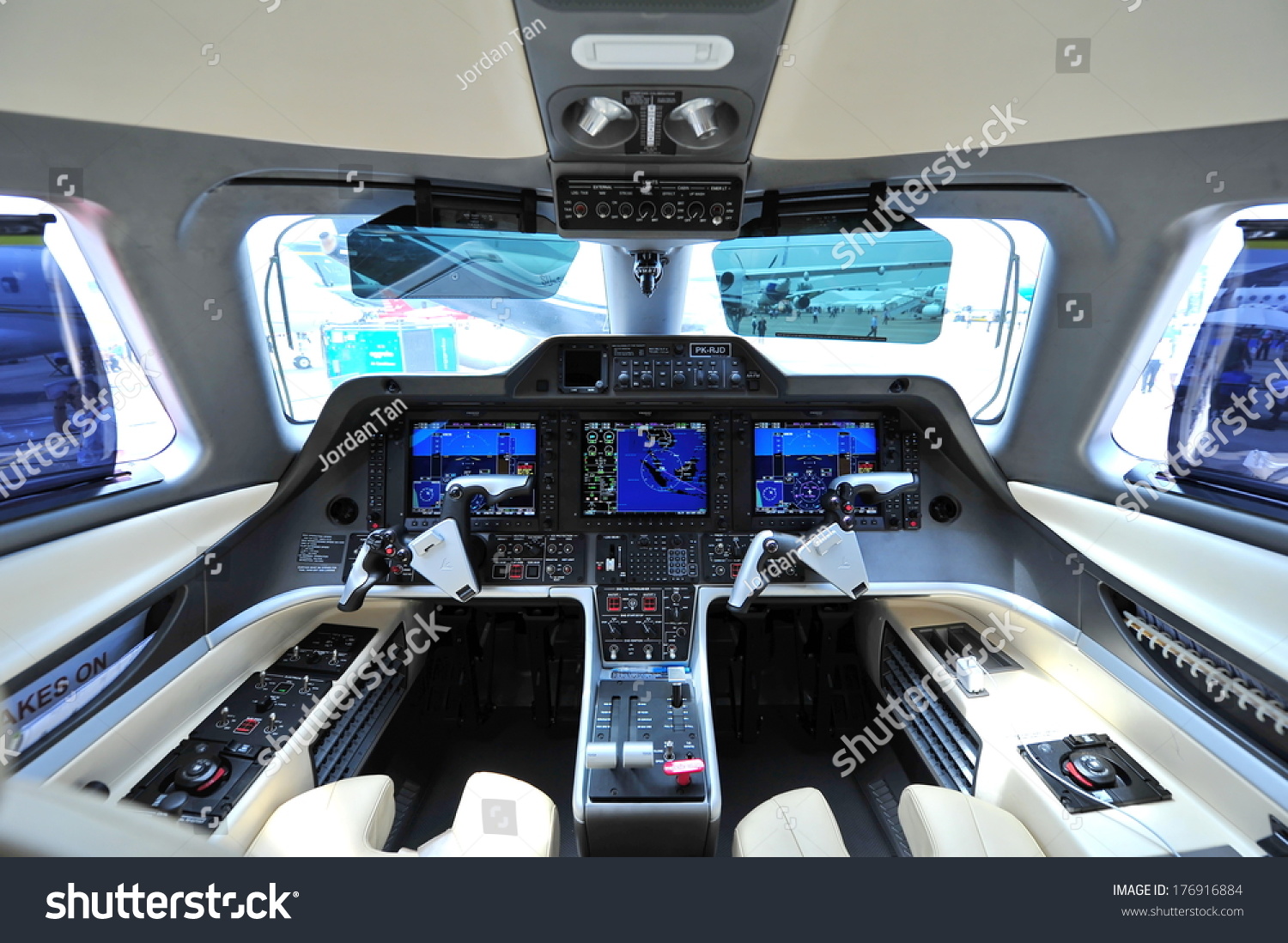 Singapore February 12 Cockpit Embraer Phenom の写真素材 今すぐ編集