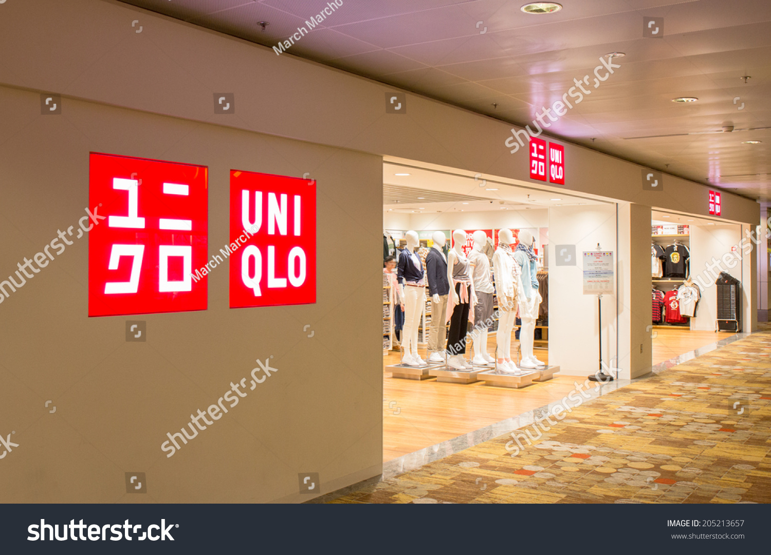 Singapore June 20 Uniqlo Store Changi Stock Photo 205213657 - Shutterstock