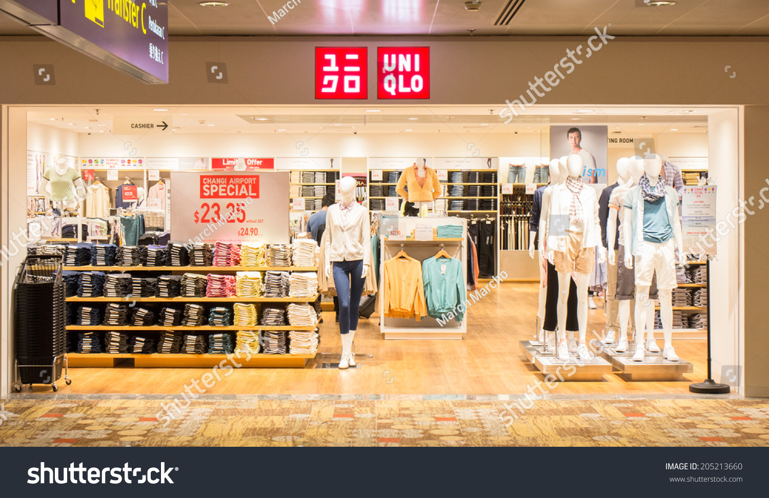 Singapore June 20 Uniqlo Store Changi Stock Photo 205213660 - Shutterstock