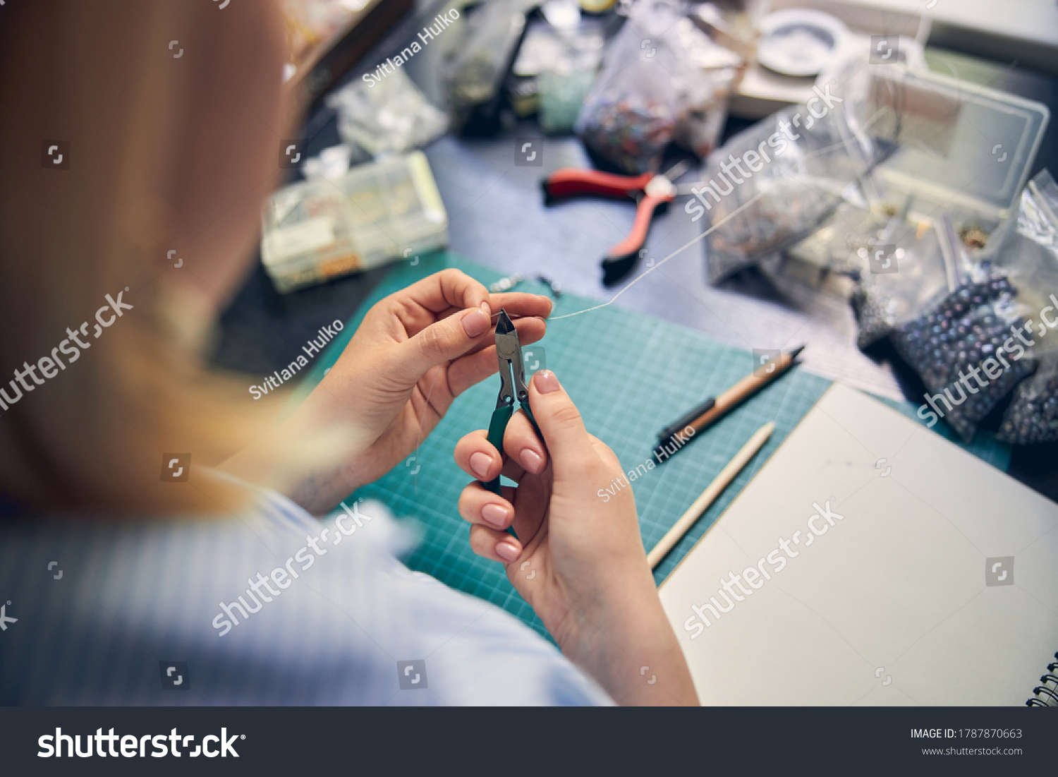 20 Goldsmith wire cutter Images, Stock Photos & Vectors | Shutterstock