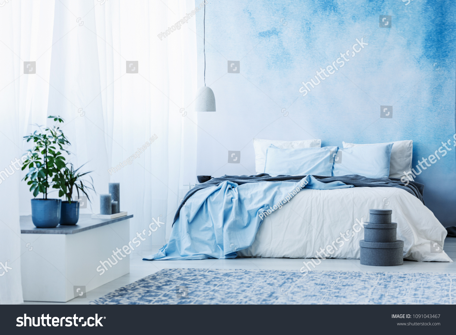 die einrichtung des blauen schlafzimmers mit: Stockfoto (Jetzt