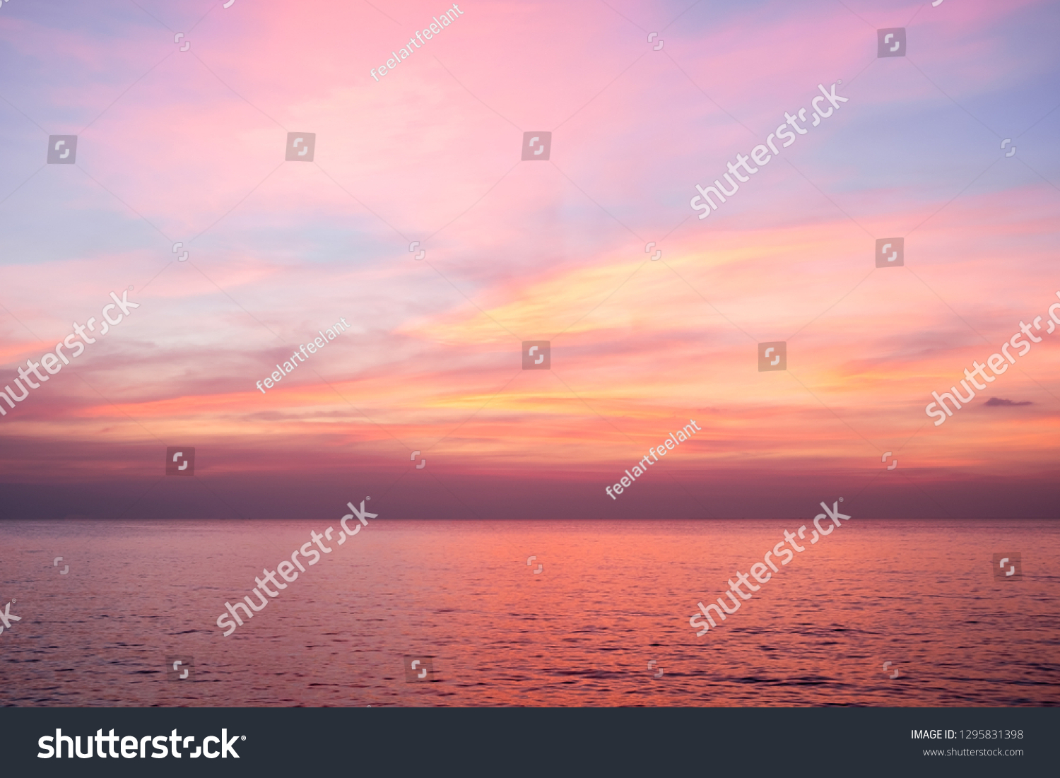 ピンクの背景に空 青と紫の色が夕焼けに空 の写真素材 今すぐ編集