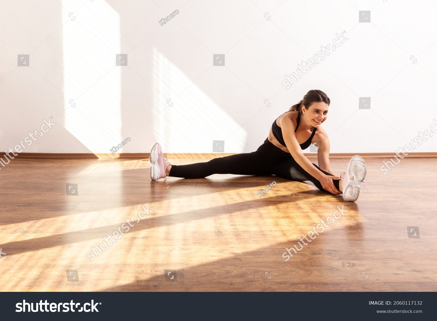 Slim Gymnast Woman Sitting Spread Legs Foto Stock Editar Agora 2060117132 