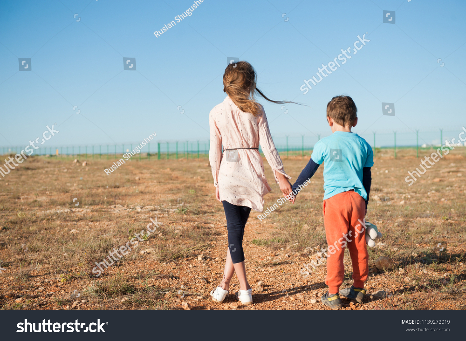 Small Brother Sister Refugees Holding Hands Stockfoto 1139272019 Shutterstock 