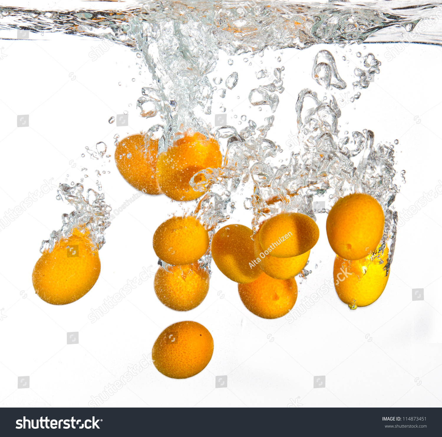 Small Oranges Falling Into Water Causing A Splash Stock Photo 114873451 ...