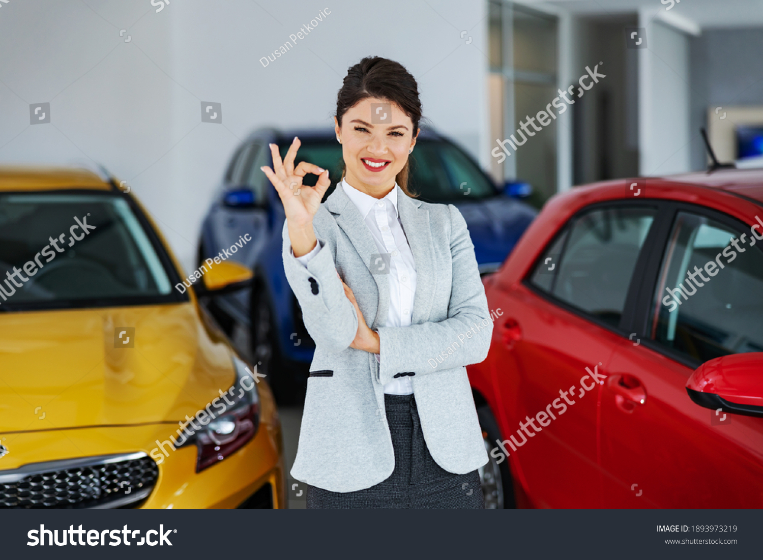 Vendedora De Autos Sonriente Parado En Foto De Stock 1893973219 Shutterstock 