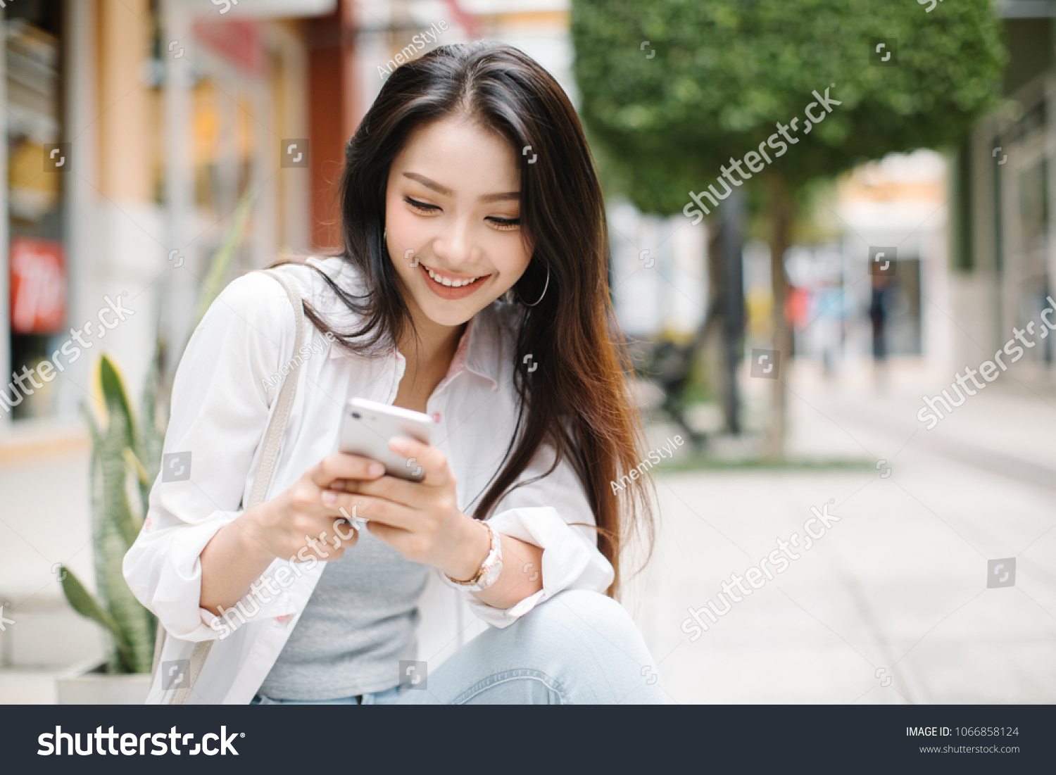 75,463 Asian girl looking phone Images, Stock Photos & Vectors ...