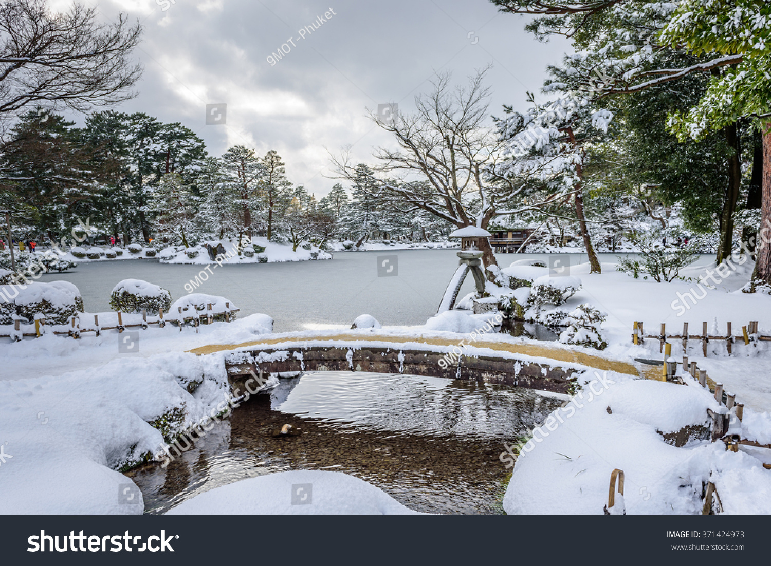 Snow Ice Pond Kenrokuen Japanese Garden Stock Photo 371424973 ...