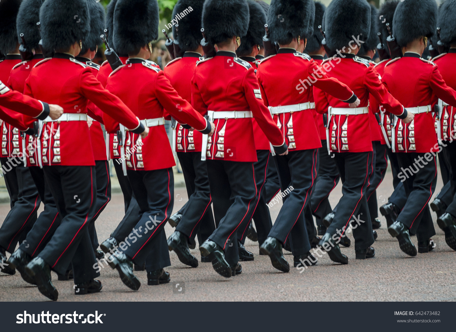 古典的な赤いコートを着た兵士たちは イギリスのロンドンのモール沿いに 女王の王室警備隊の色の見せ物をグラグラフにして進む の写真素材 今すぐ編集