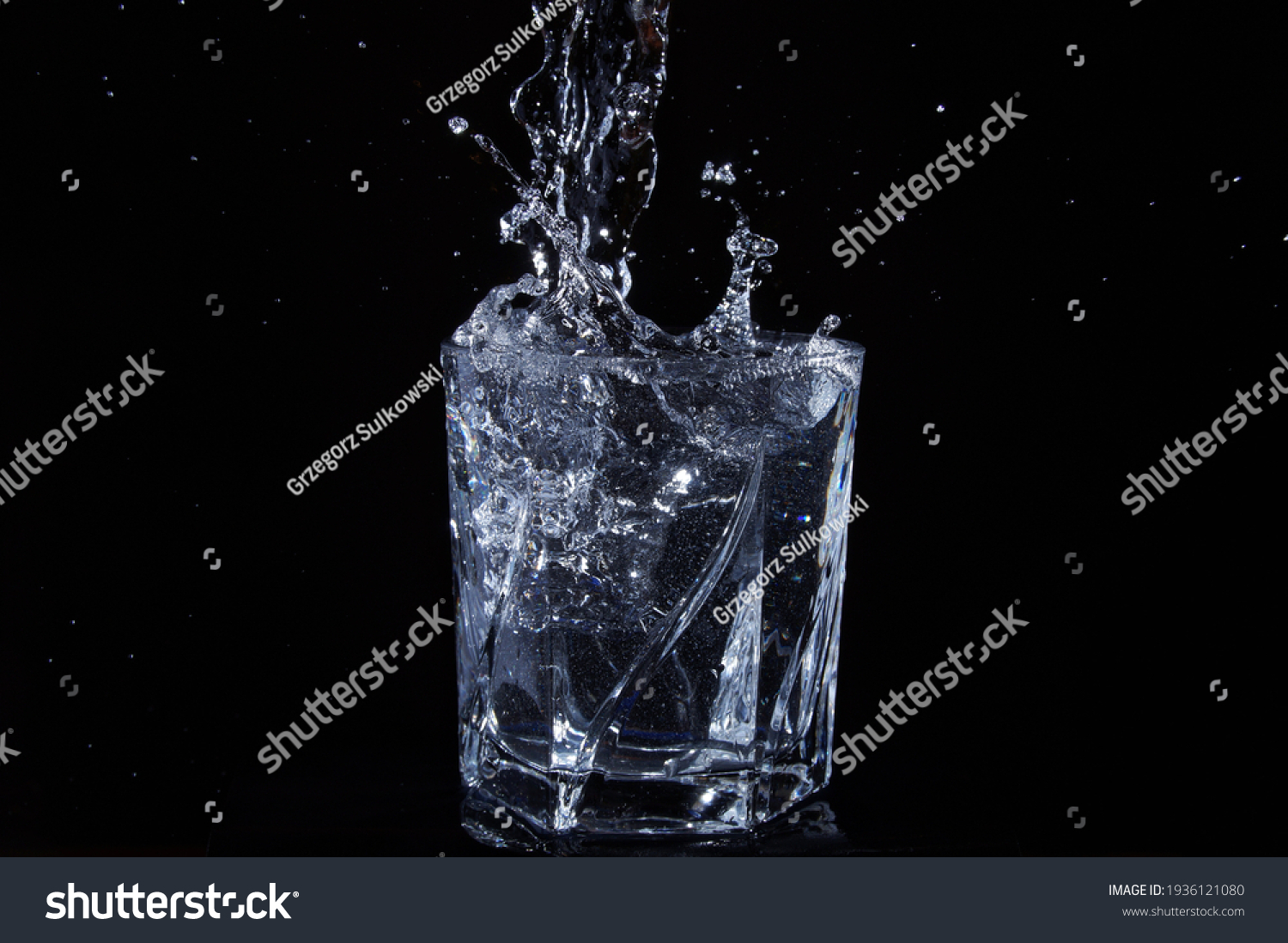 181,472 Glass of water isolated on black Images, Stock Photos & Vectors ...