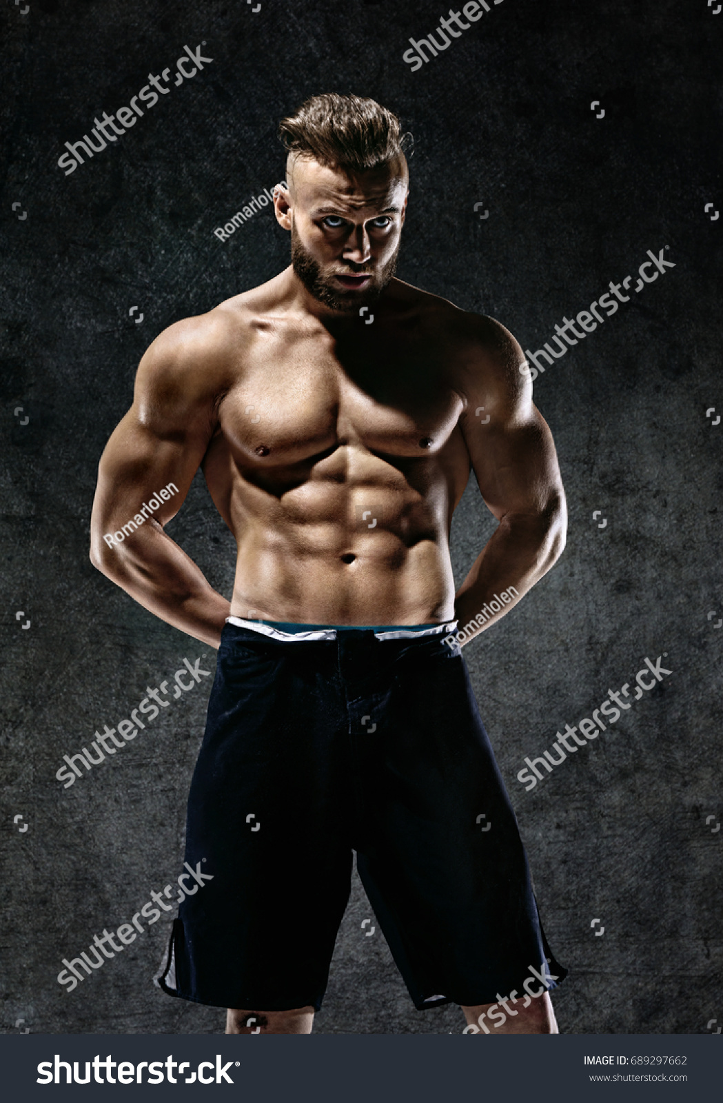 Sporty Muscular Man Shirtless Photo Man Stockfoto Jetzt Bearbeiten