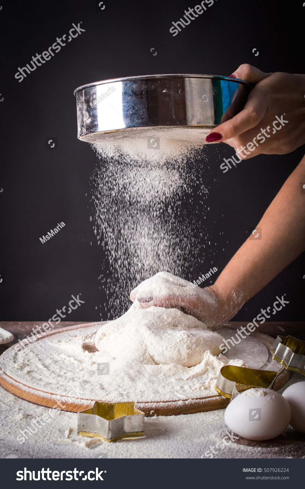 Spread Flour Through Sieve On Dough Stock Photo 507926224 - Shutterstock