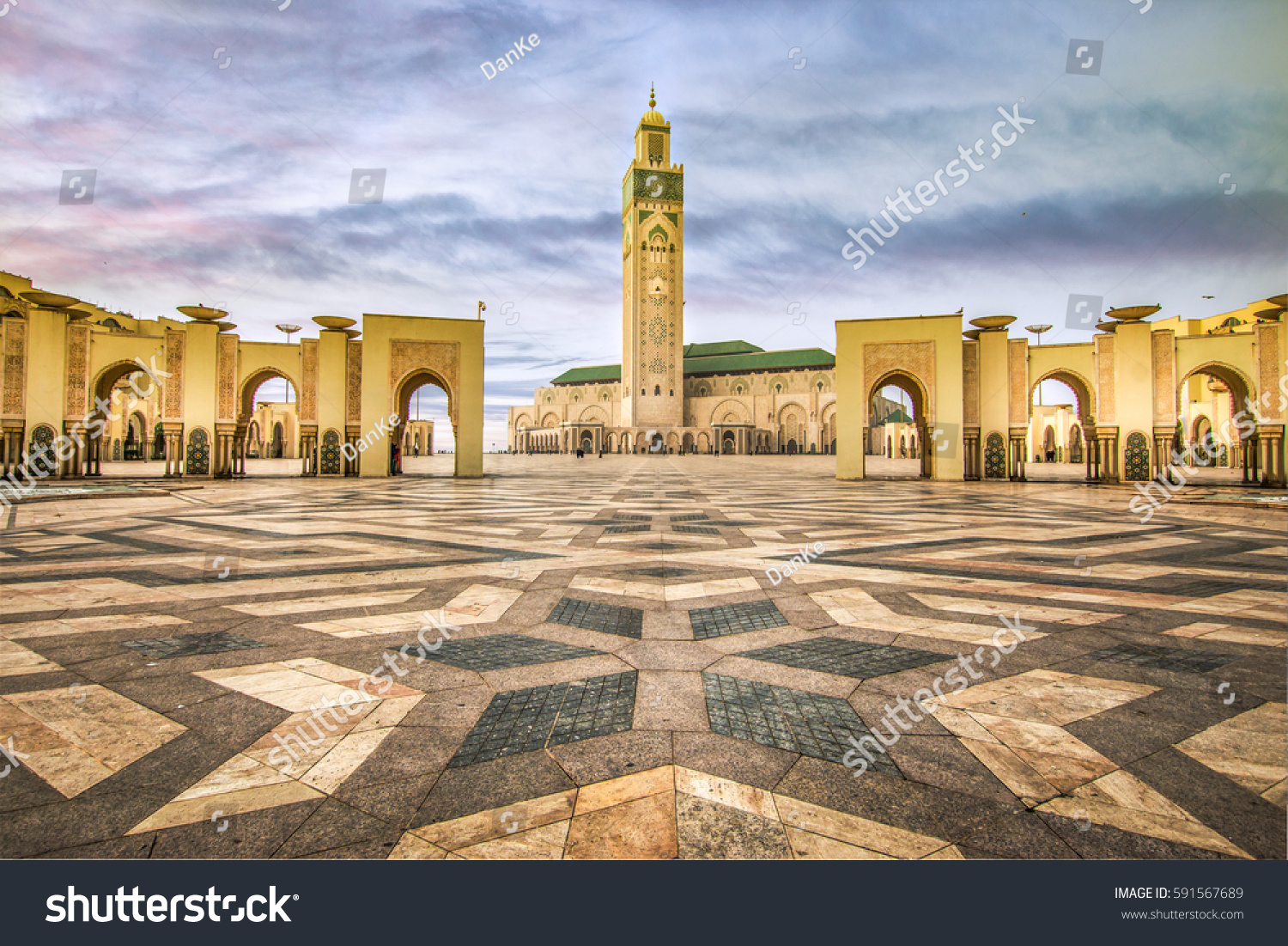 カサブランカの有名なハッサン2世モスク前の広場 モロッコ の写真素材 今すぐ編集