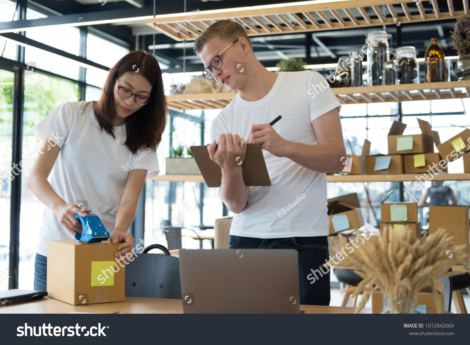 startup small business owner working computer の写真素材 今すぐ