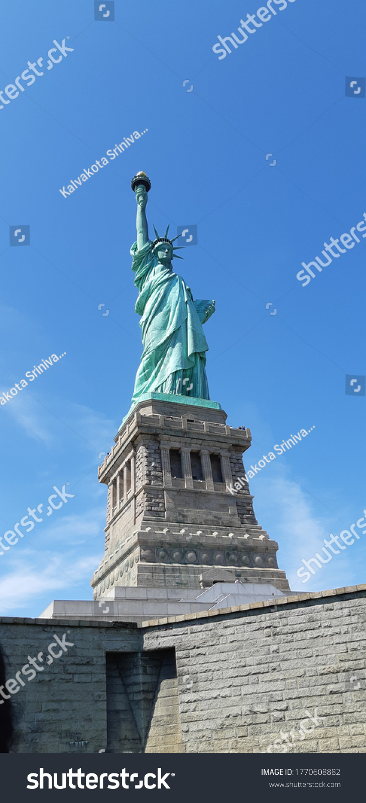 statue of liberty symbolize to immigrants