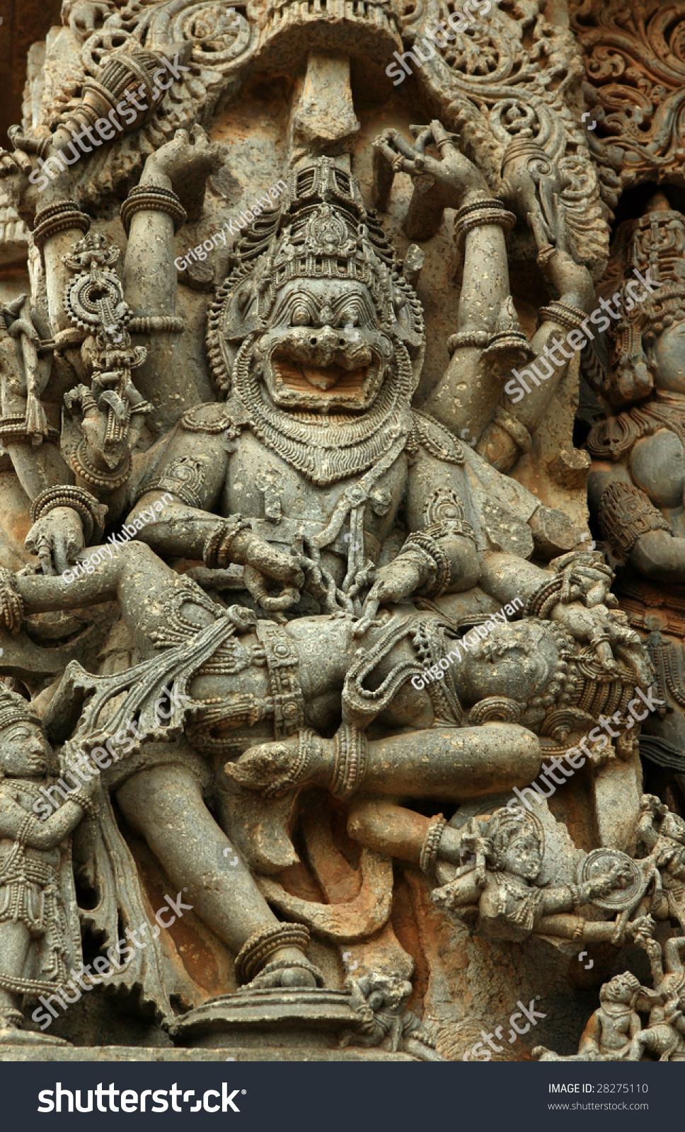 VIAJE ALUCINANTE - Página 5 Stock-photo-statue-of-narasimha-hoysala-stone-carvings-temple-of-halebid-india-28275110