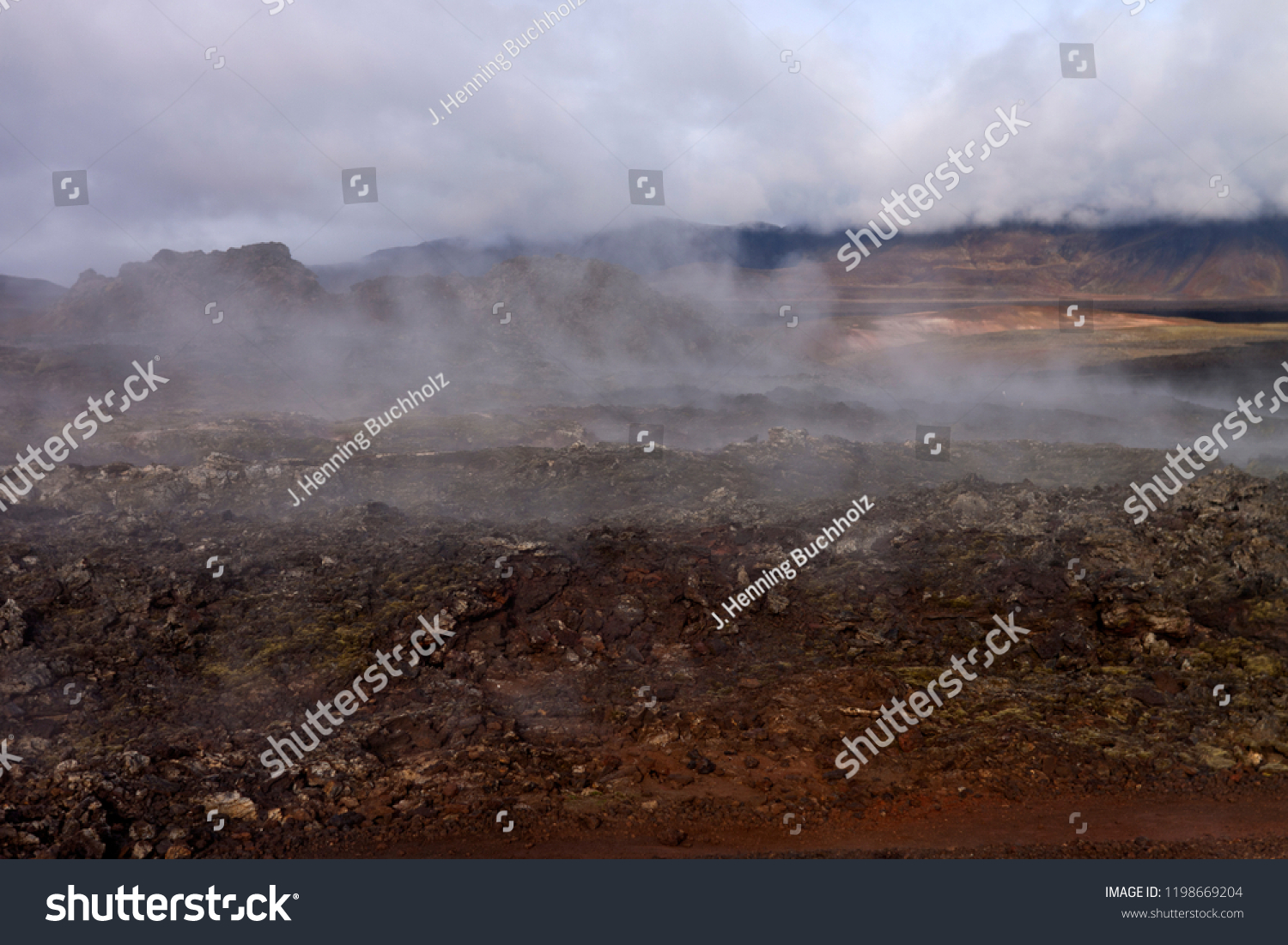 アイスランドのカフラの地面から 熱い溶岩原と硫黄の煙が立ち上がる の写真素材 今すぐ編集