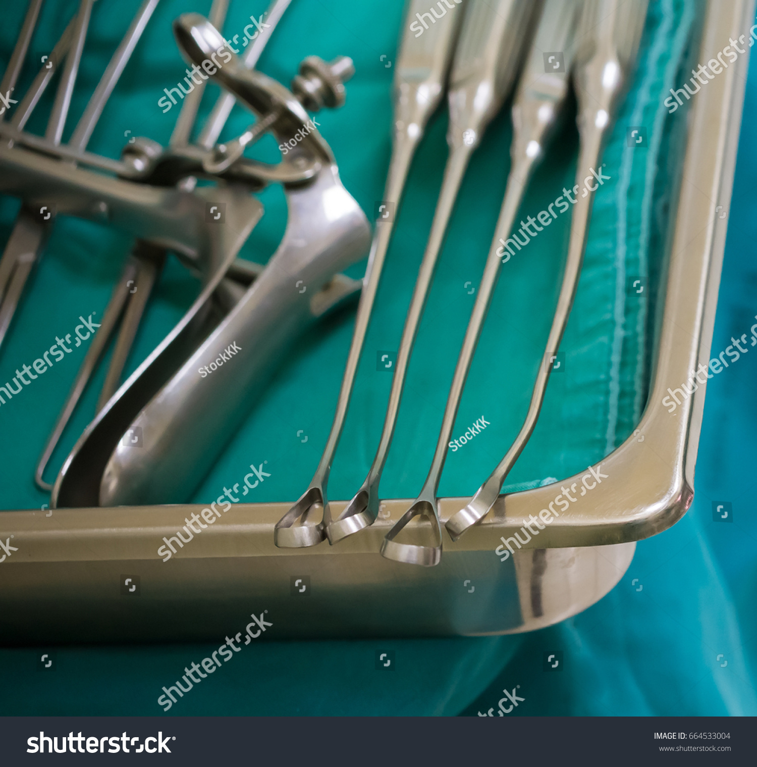 Sterile Surgical Tools Line On Tray 库存照片 立即编辑