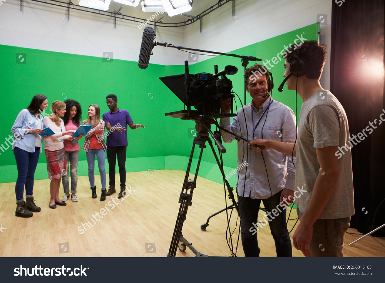 1,772 College students filming Images, Stock Photos & Vectors ...