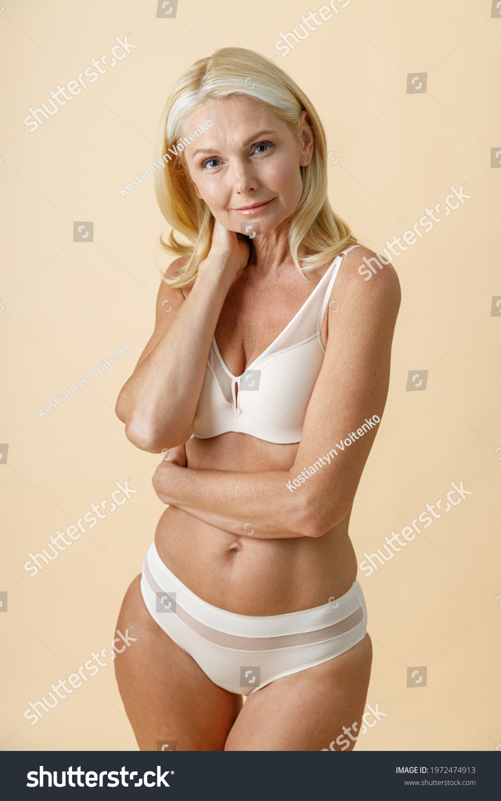 Studio Shot Attractive Mature Woman Blonde Foto De Stock Editar Ahora