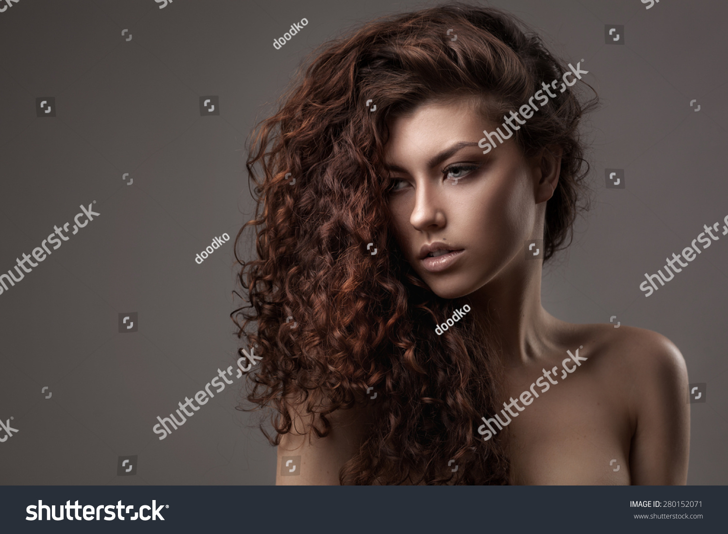 Studio Shot Woman Healthy Brown Curly Stockfoto Jetzt