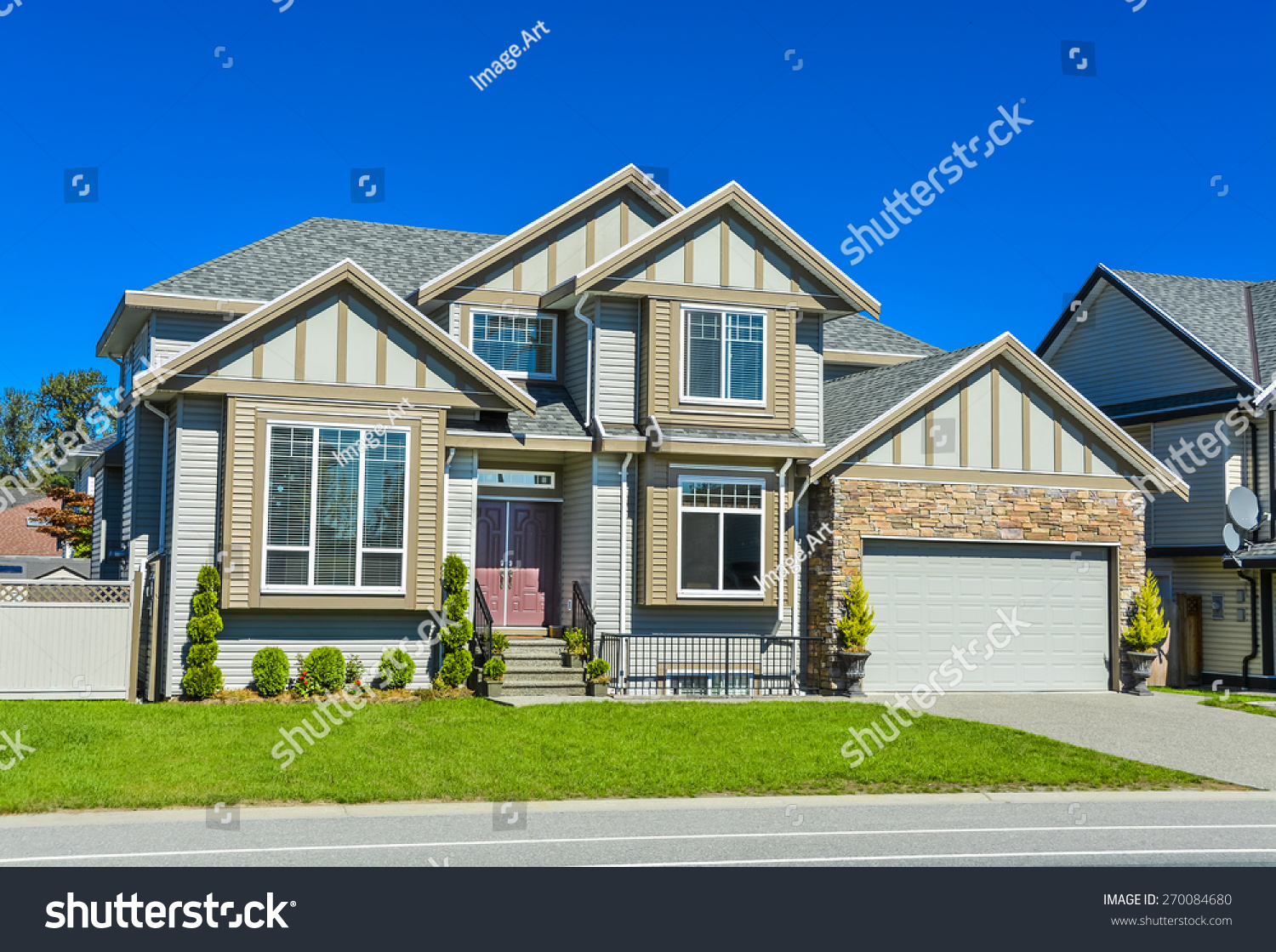 Suburban Family House Concrete Driveway Wide Stockfoto