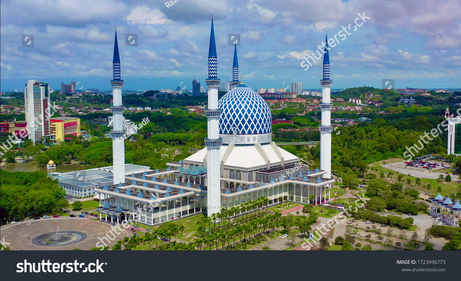 Sultan salahuddin abdul aziz mosque Images, Stock Photos & Vectors
