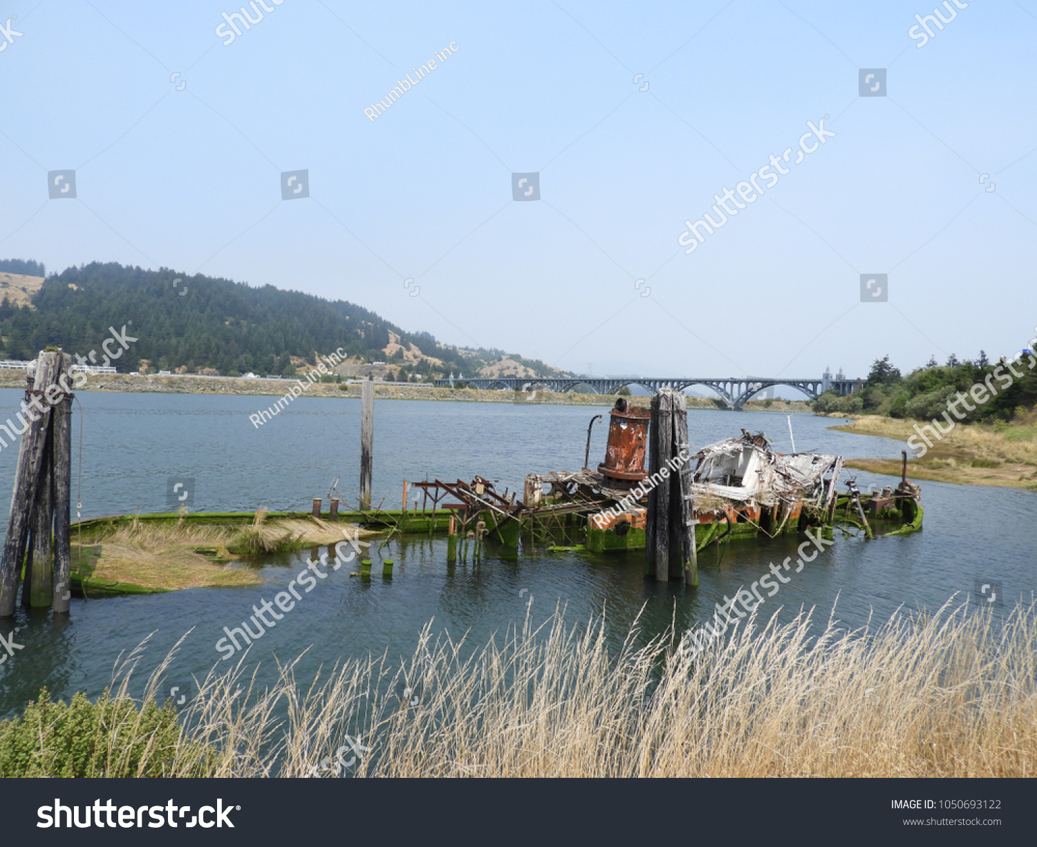 Sunken Boat Klamath River Stock Photo 1050693122 | Shutterstock