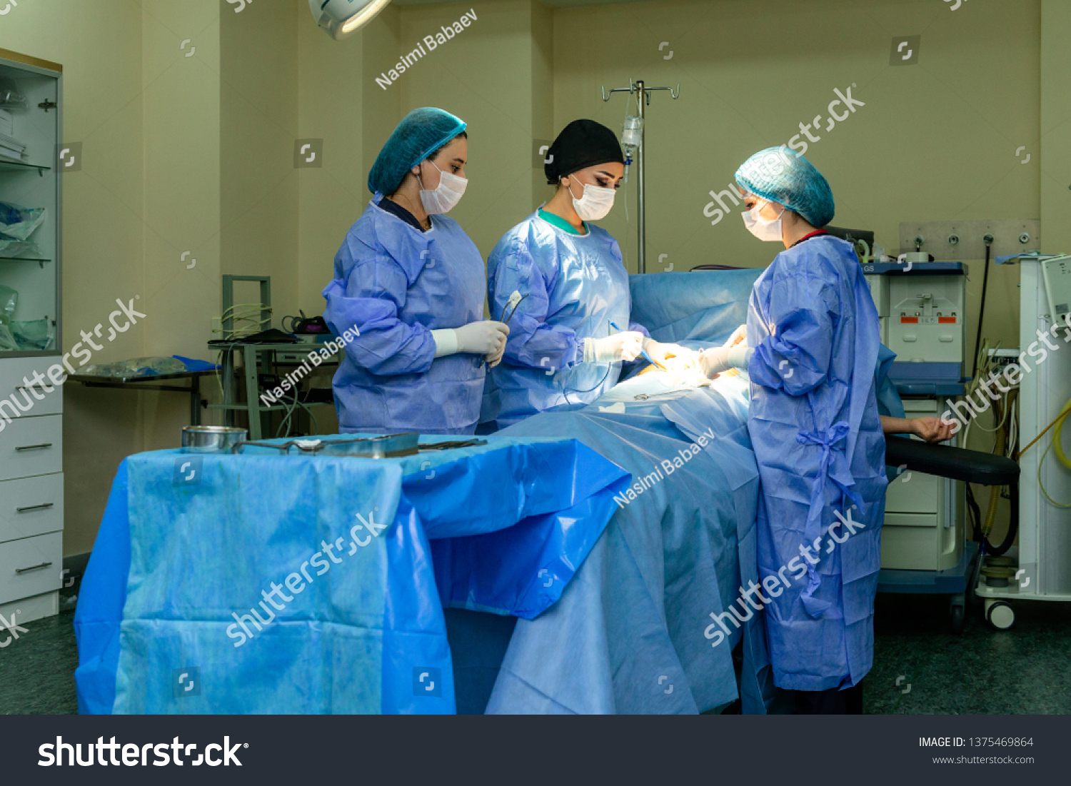 surgical-team-performing-surgery-operation-doctor-stock-photo