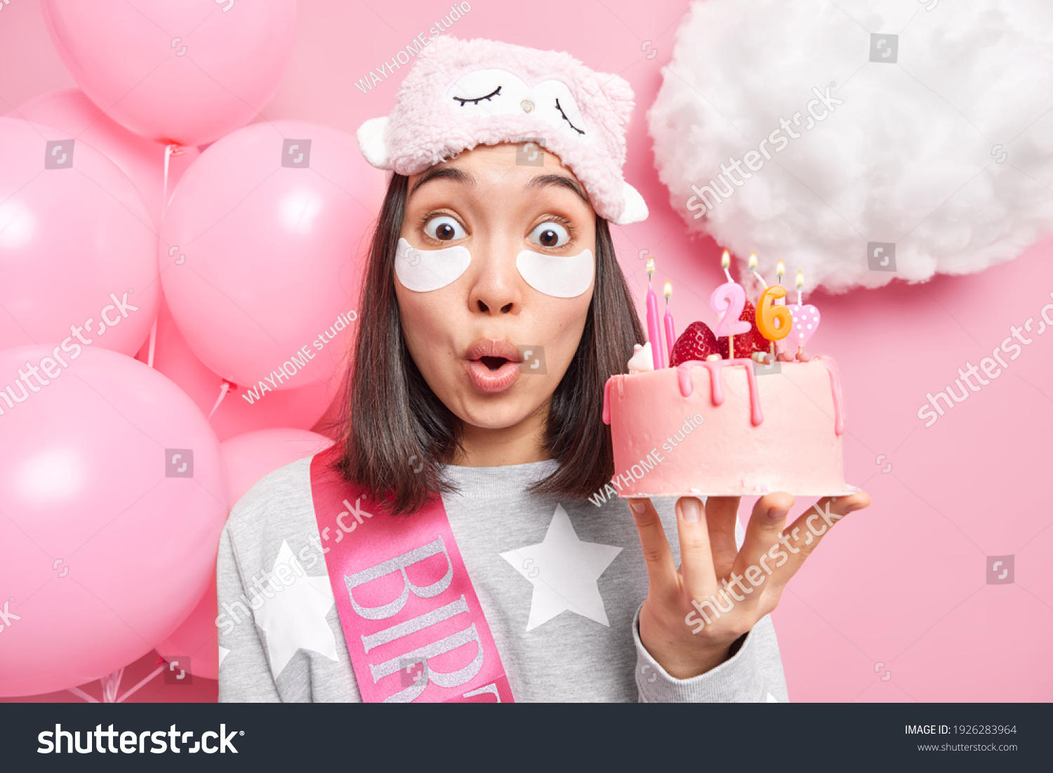 2 Imágenes De Woman Shocked At Number Of Birthday Candles On Cake